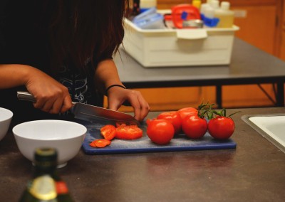 Slicing tomatoes